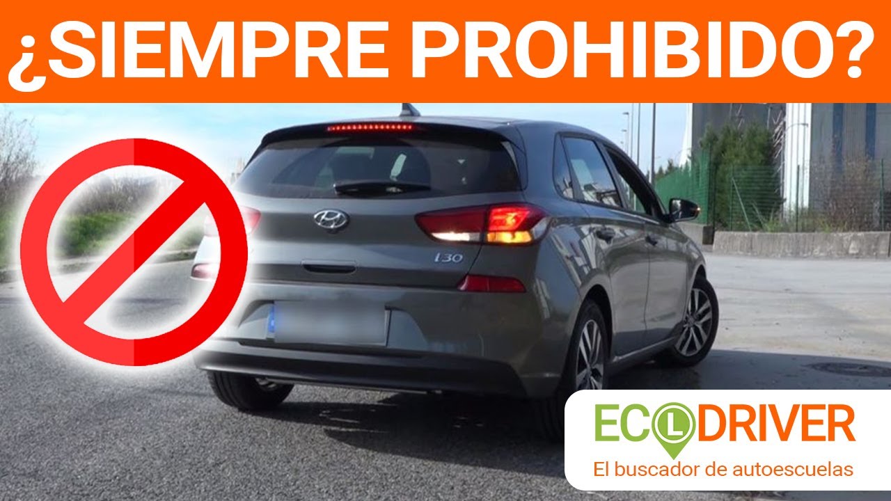 circulando marcha atrás está permitido invadir un cruce de vías