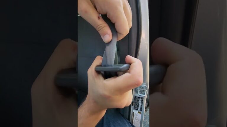 como girar el cinturon de seguridad