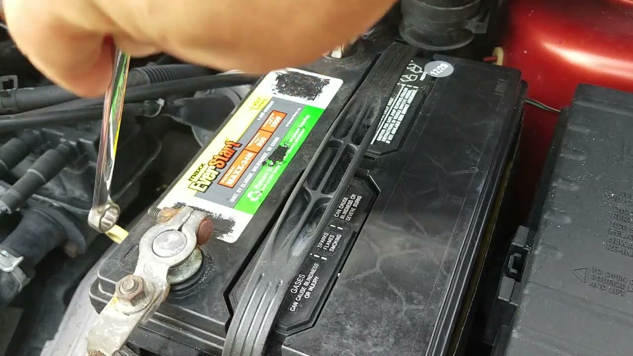 como quitar una batería de coche