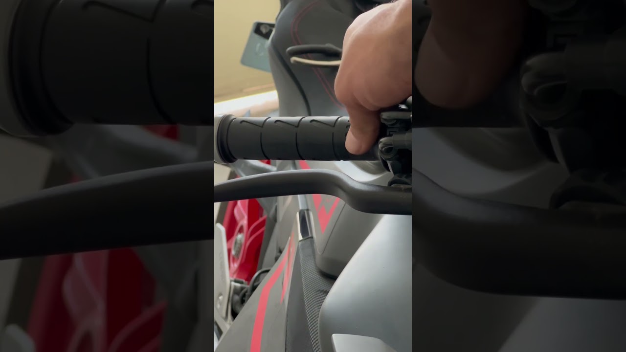 como regular el acelerador de una moto