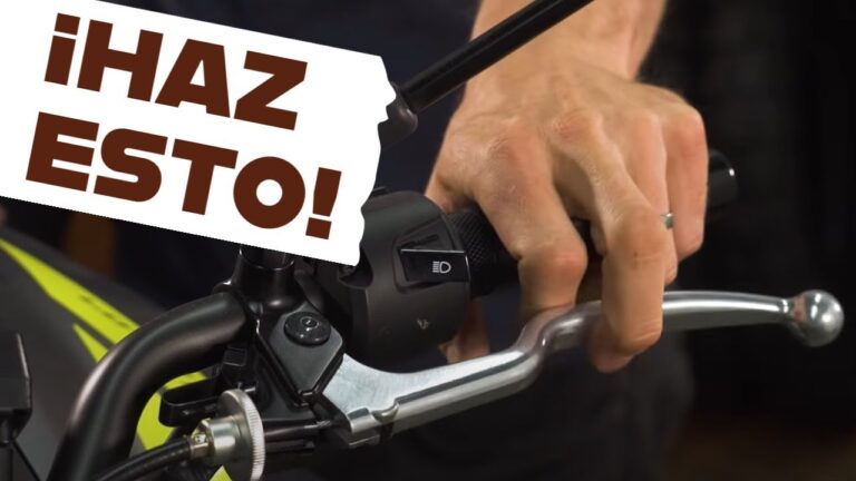 con que mano se acciona el embrague de una motocicleta