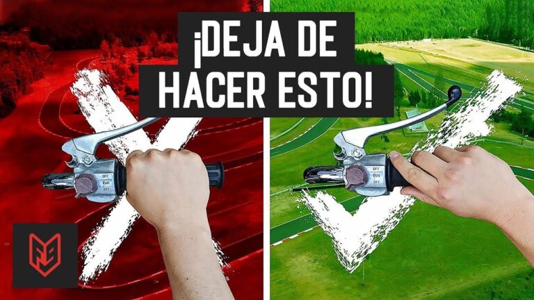 con que mano se acelera una moto