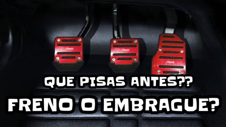 cuando pisar el embrague al frenar