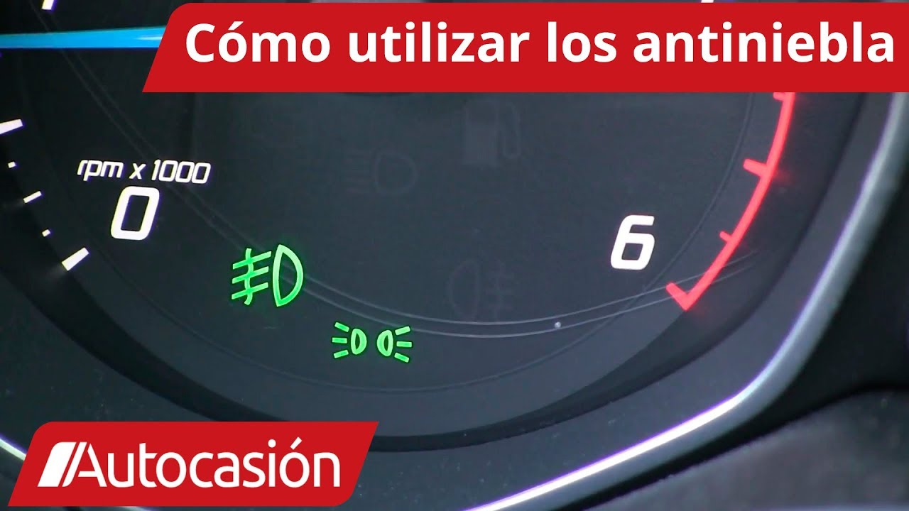 cuando se enciende la luz antiniebla delantera