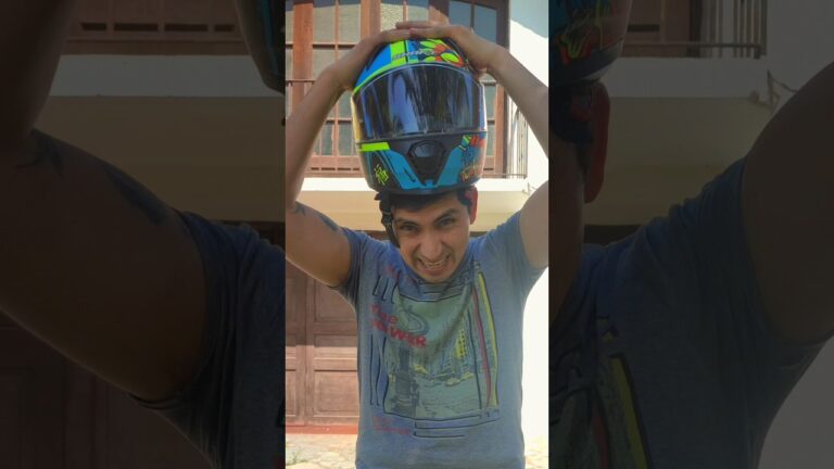 el pasajero de una moto debe llevar abrochado el casco