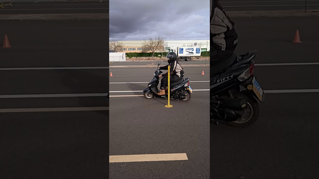 en una moto de 49cc puede ir dos personas