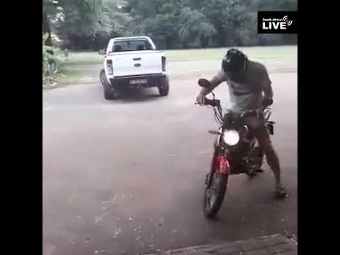 es adecuado conducir una motocicleta llevando como calzado unas sandalias