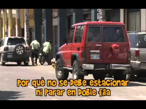 esta prohibido estacionar en doble fila