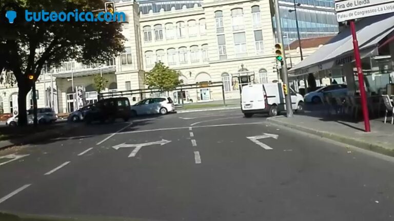 las flechas de selección de carril...