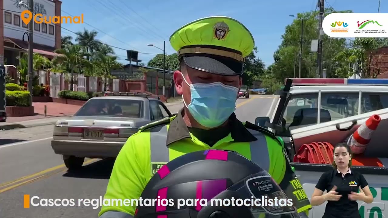los conductores de motocicletas pueden conducir utilizando cascos o auriculares