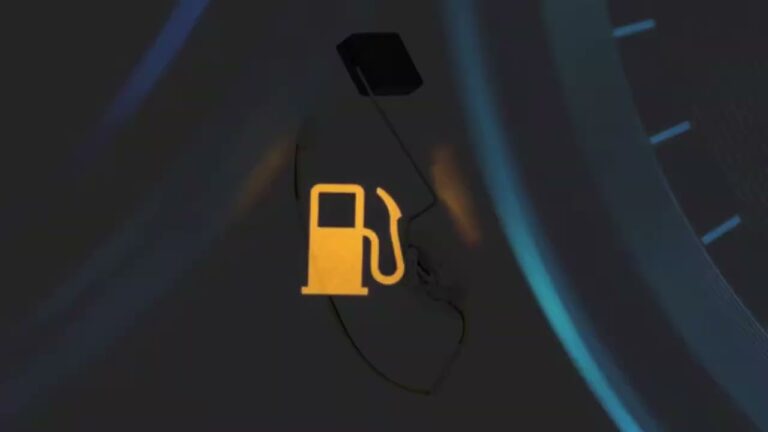 luz de reserva de combustible no se apaga