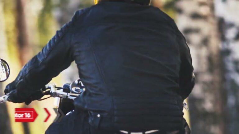 puede estacionar una motocicleta en la acera