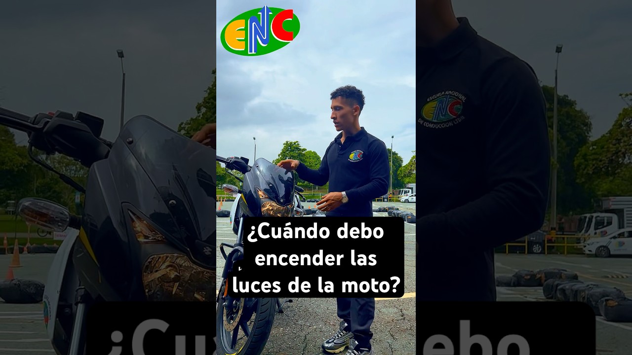 que alumbrado lleva encendido una motocicleta durante el dia