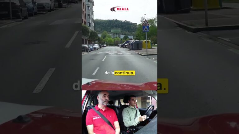 se puede adelantar a un coche que está aparcando