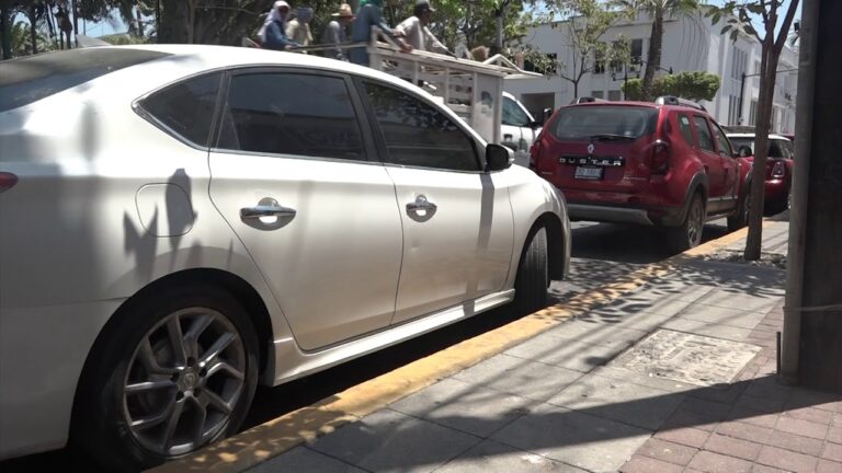se puede aparcar en linea amarilla