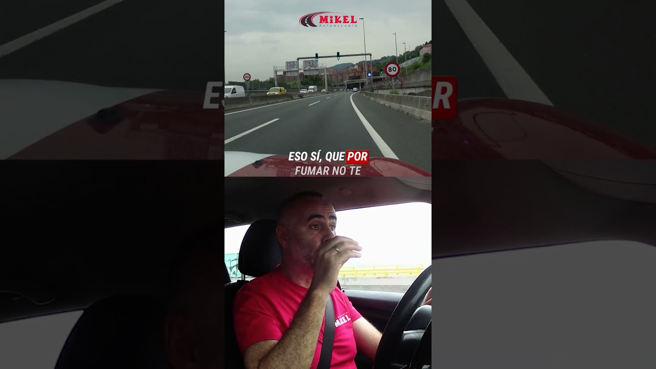se puede fumar mientras se conduce