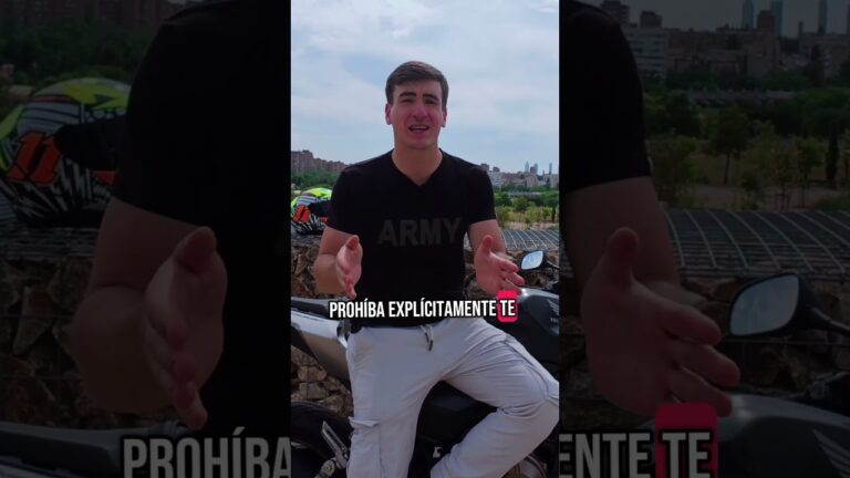 se puede ir en moto sin camiseta
