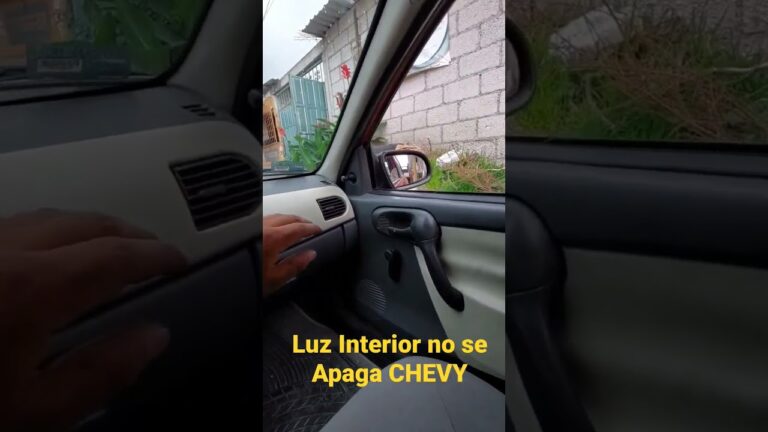 se puede llevar la luz interior del coche encendida