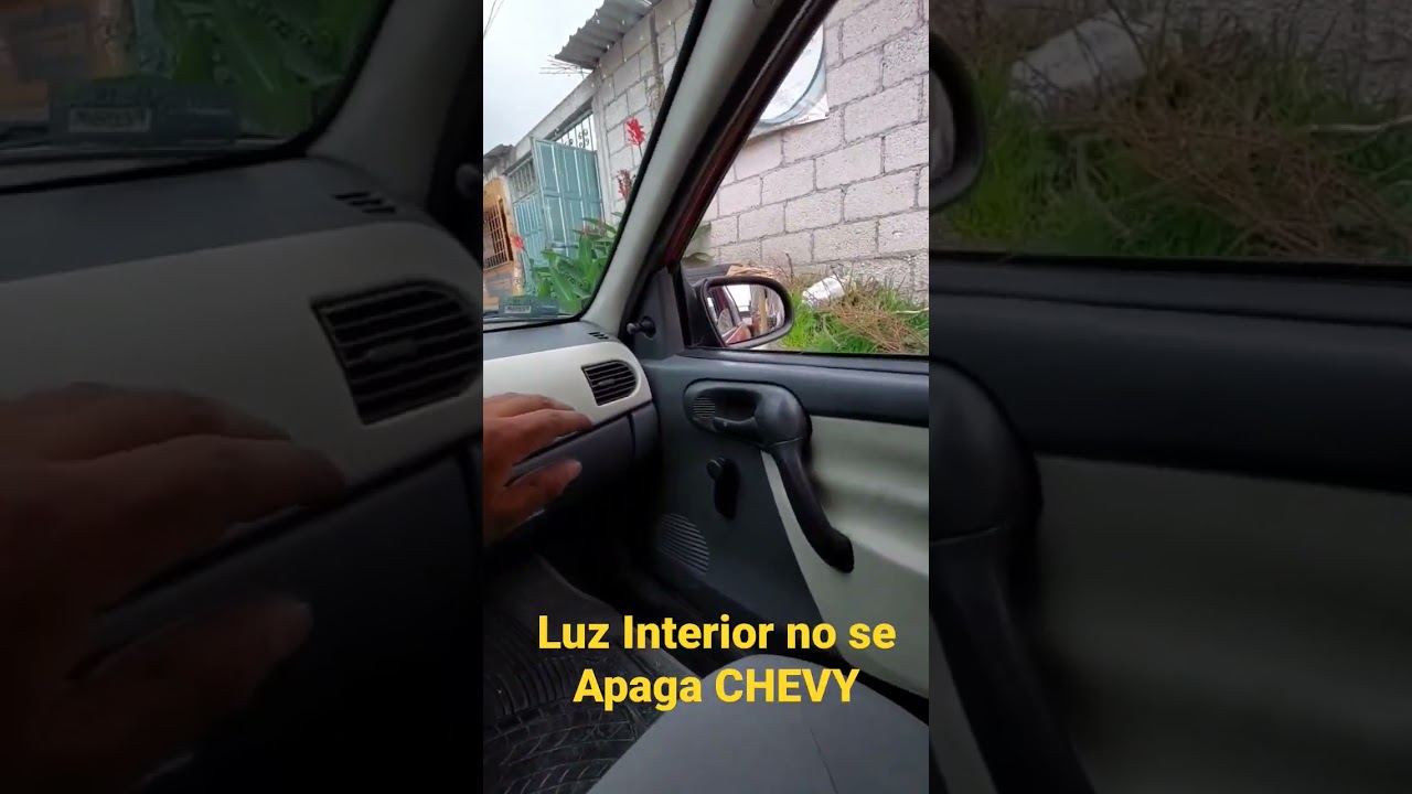 se puede llevar la luz interior del coche encendida
