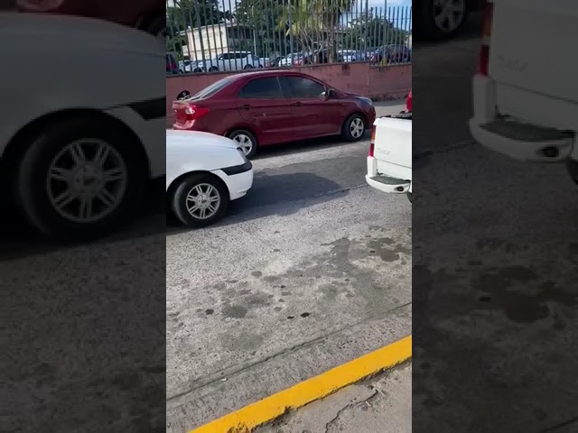 se puede parar en linea amarilla