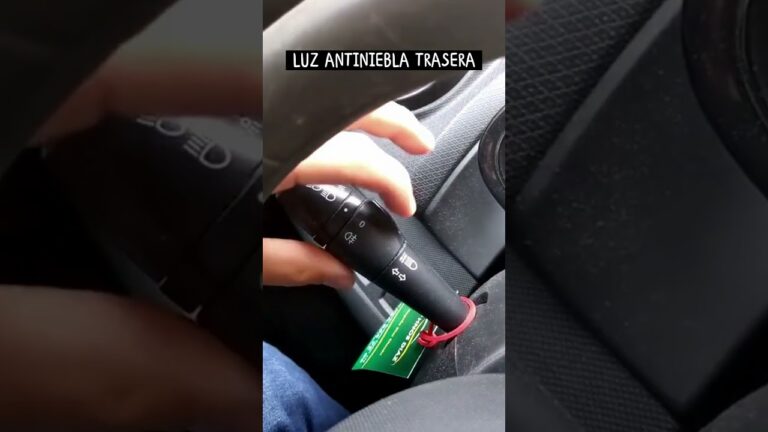 su vehículo tiene luces antiniebla delanteras cuándo debe encenderlas