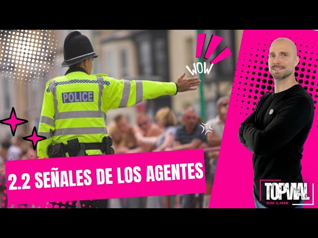 un agente con los brazos extendidos horizontalmente