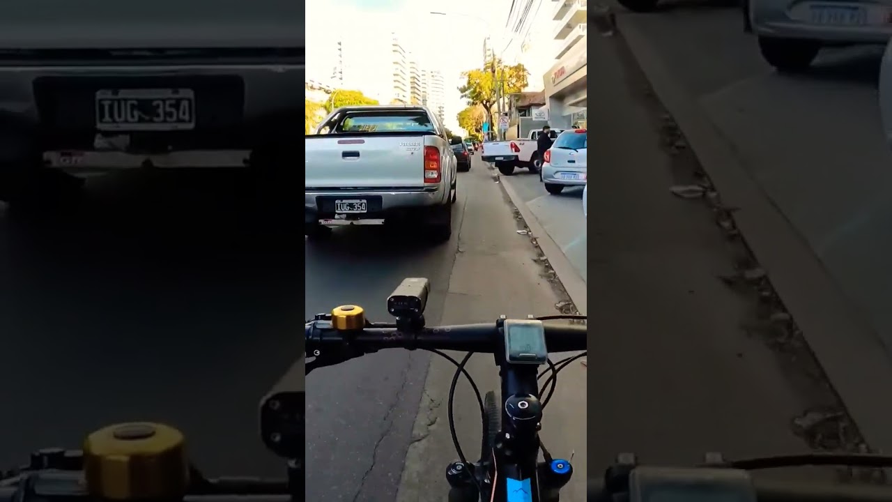 un ciclista puede adelantar por la derecha a un turismo