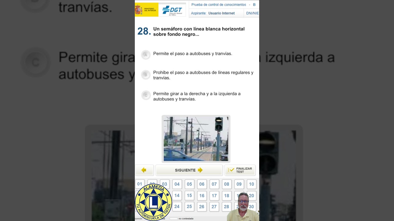 un semaforo con linea blanca horizontal